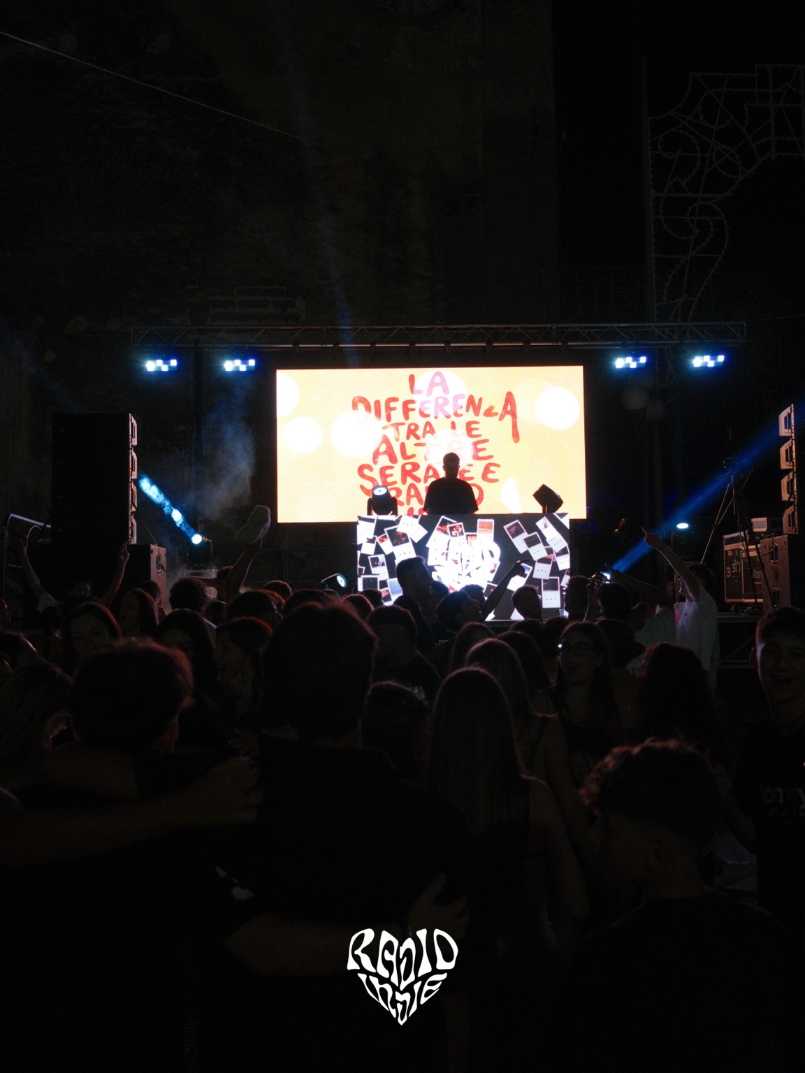 Il palco Radio Indie visto dal pubblico di sera