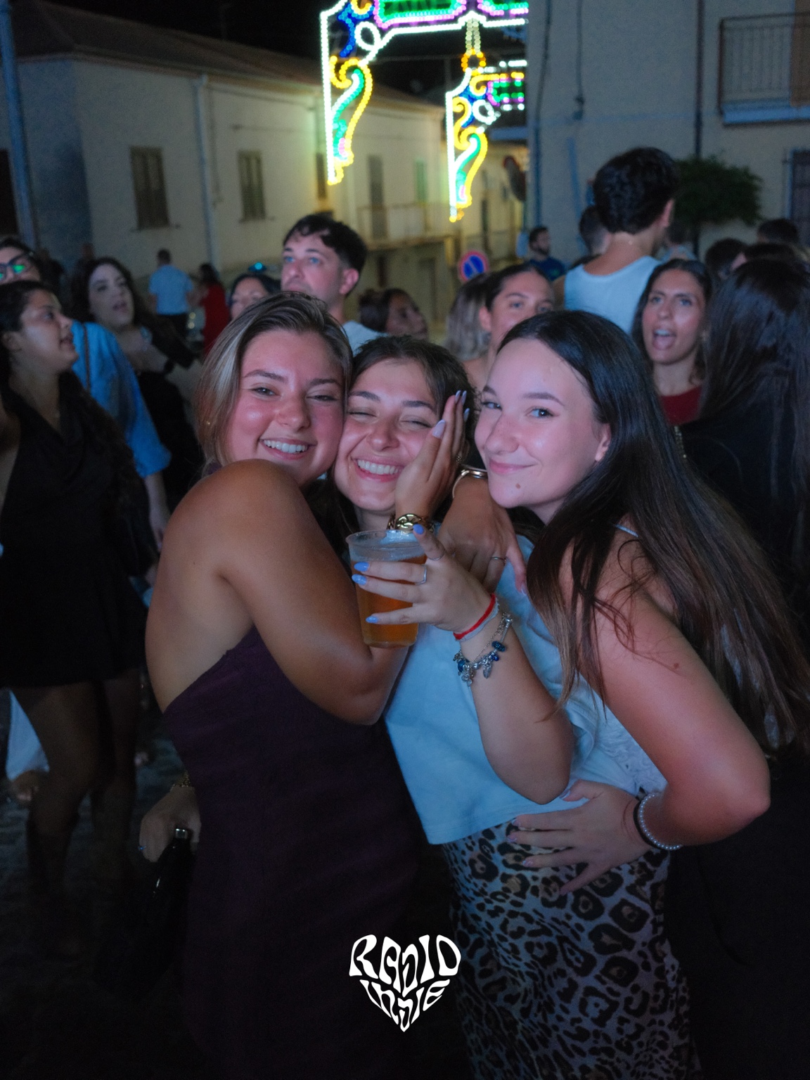 Un gruppo di amiche tra il pubblico