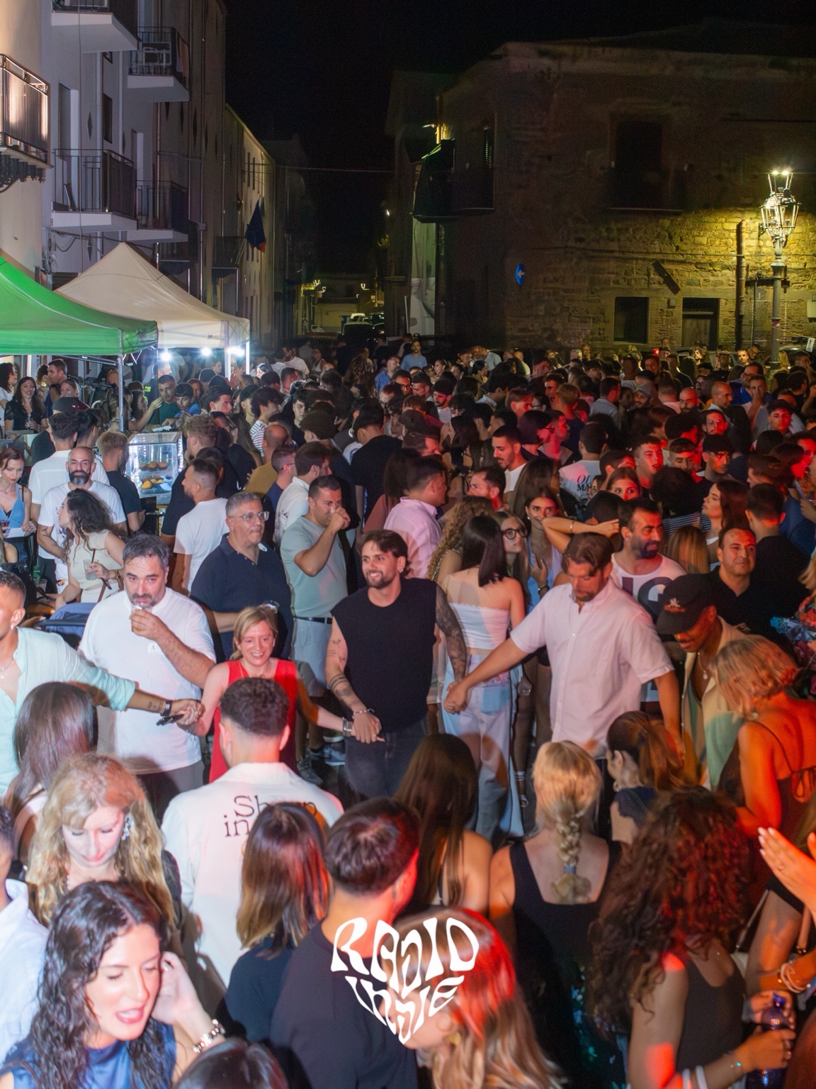 La piazza piena di persone sotto le luci dello show